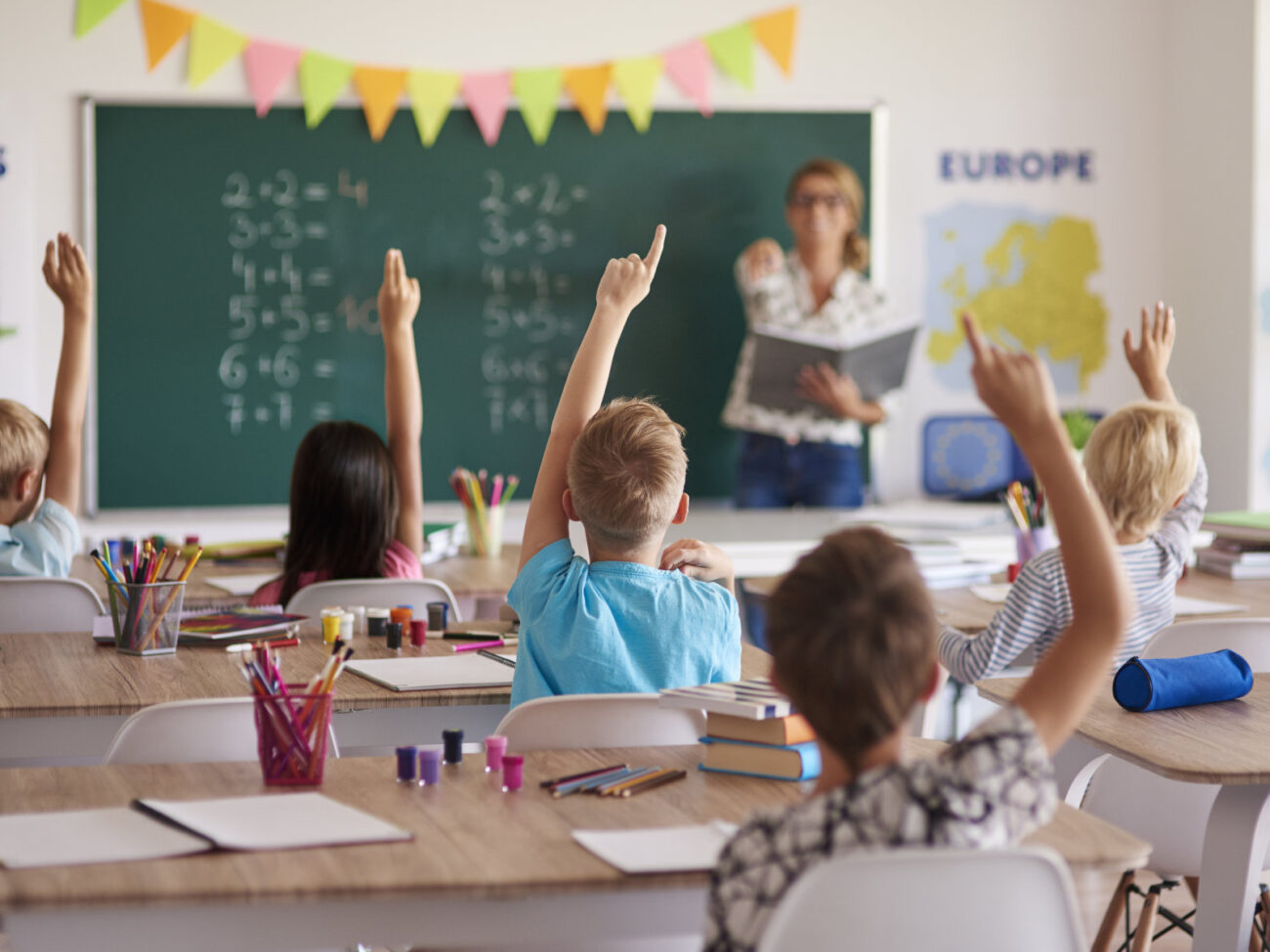Sicherheitsbeauftragte Kompakt - Schulen und Kindertageseinrichtungen bei HSE-CAMPUS in Münster - Fünf junge Schülerinnen und Schüler sitzen im Mathematikunterricht und zeigen auf